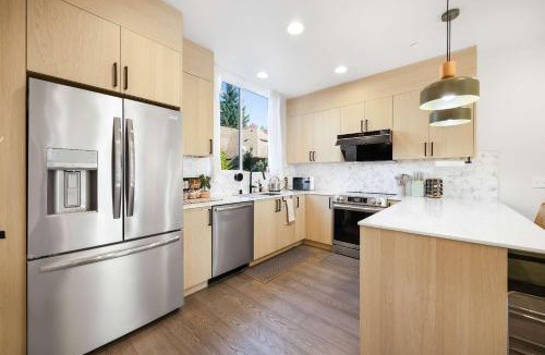 Roosevelt House | Modern 3BR City View Home w Near Green Lake & UW