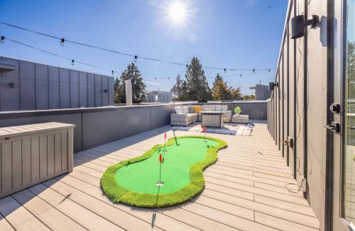 Roosevelt House | Modern 3BR City View Home w Near Green Lake & UW