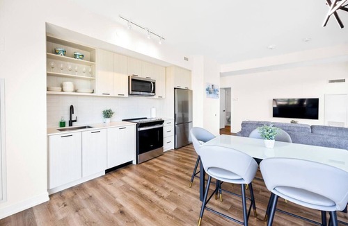 Harwood Hotel | Modern 3BR+Den Balcony Near High Park