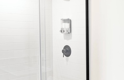 Harwood Hotel | Modern 3BR+Den Balcony Near High Park
