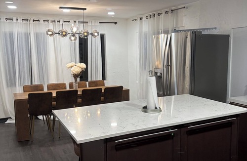 Buena Vista Apartment | Modern 3BR for 11 | Design District | Free Parking x2