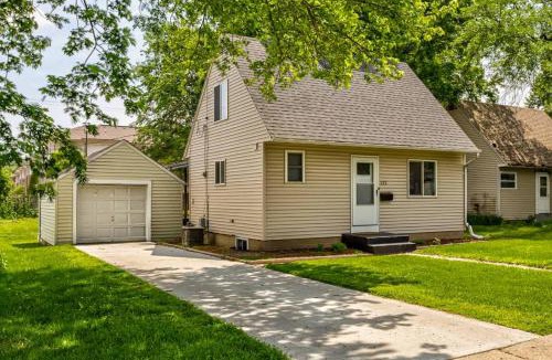 Ames House | Modern 3BR Getaway-Stylish Ames