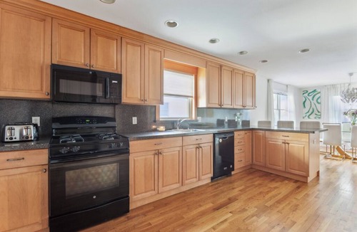 White Plains House | Modern 3BR Home Free Parking Near NYC Family & Group Friendly