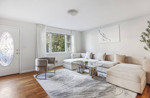White Plains House | Modern 3BR Home Free Parking Near NYC Family & Group Friendly