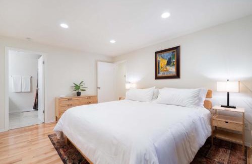 Richmond Highlands House | Modern 3BR House with BBQ Yard near Richmond Beach