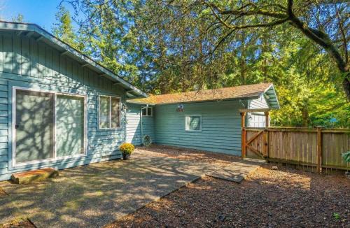Richmond Highlands House | Modern 3BR House with BBQ Yard near Richmond Beach