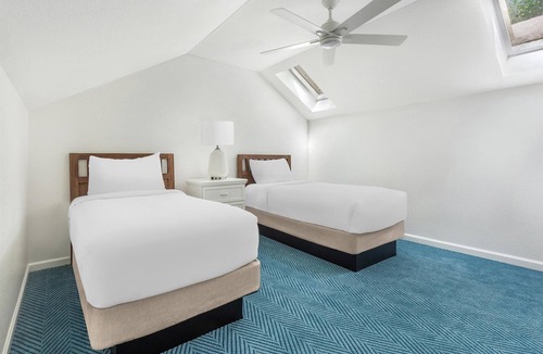 Sea Scape Hotel | Modern 3BR Loft Suite: Full Kitchen & Lake Access near Kitty Hawk Beaches