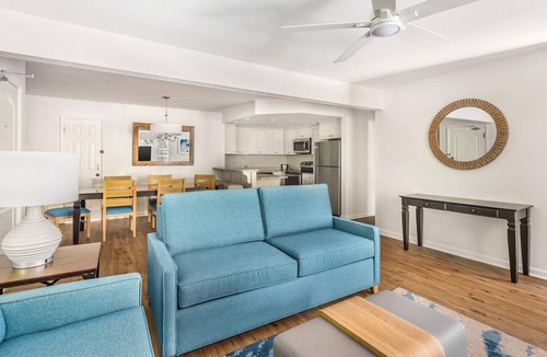 Sea Scape Hotel | Modern 3BR Loft Suite: Full Kitchen & Lake Access near Kitty Hawk Beaches