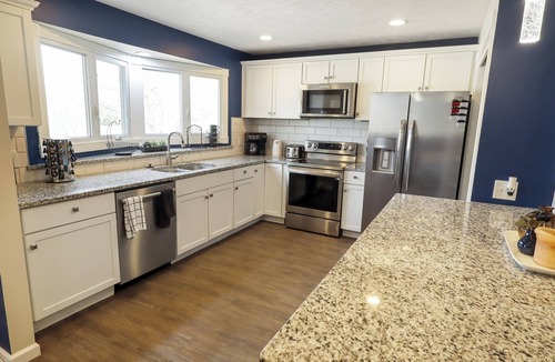 Millard House | Modern 3BR Near Downtown, Garage, Fenced Yard, W/D, Pet-Friendly, 2 Gbps