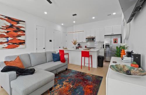 Southeast Houston Villa | Modern 3BR Oasis- 10 Mins to Med Center & NRG, 12 Mins to Downtown