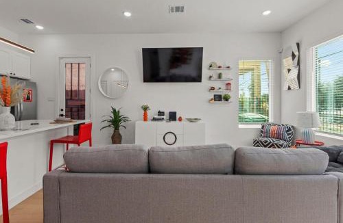 Southeast Houston Villa | Modern 3BR Oasis- 10 Mins to Med Center & NRG, 12 Mins to Downtown