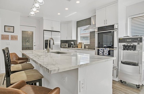 Central Corals House | Modern 3BR Pool Home – Heated Pool, Soft-Serve, Pet-Friendly, Sleeps 8