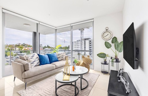 West End Apartment | Modern 3BR Riverside APT W/Parking near Shops&Park