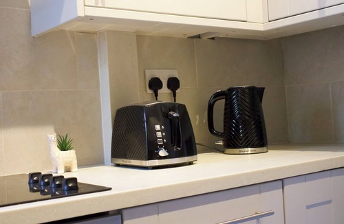 Levenshulme House | Modern 3BR Stay for 8 | Easy City Access + Parking + Pool Table for Family Fun