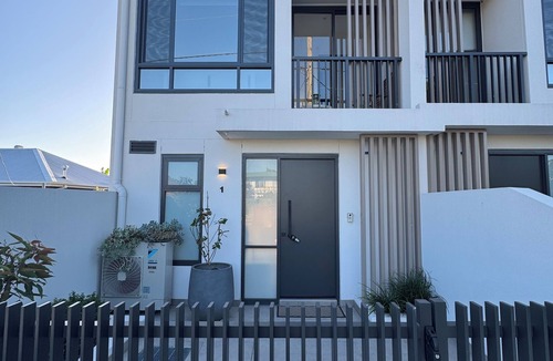 Parramatta House | Modern 3BR Townhouse/Sleeps 10/2-Car Garage