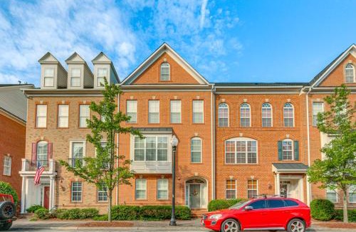 Herndon House | Modern 3BR Townhome | 3 Mi to Dulles & Reston TC
