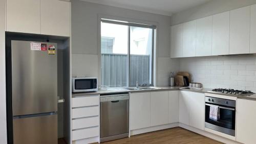 Kilkenny House | Modern 3BR Townhouse Near Shopping & CBD