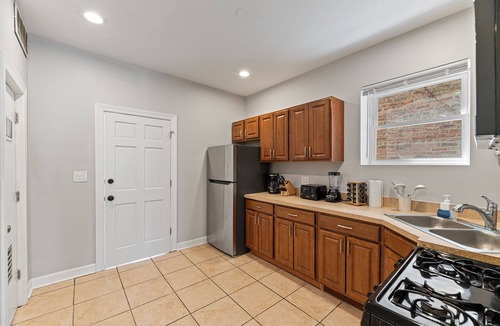 Tri-Taylor Condo | Modern 3BR Urban Retreat - Near Med District & UIC