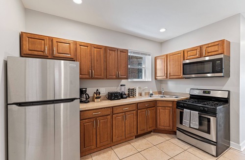 Tri-Taylor Condo | Modern 3BR Urban Retreat - Near Med District & UIC