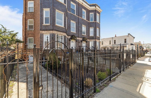 Tri-Taylor Condo | Modern 3BR Urban Retreat - Near Med District & UIC