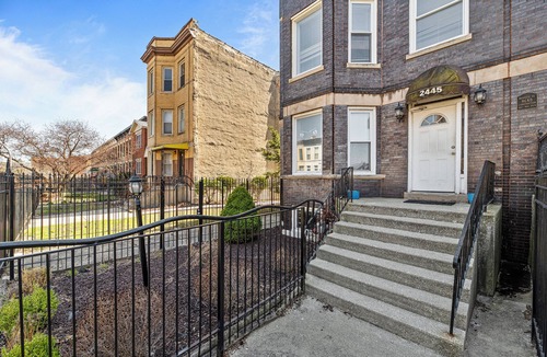 Tri-Taylor Condo | Modern 3BR Urban Retreat - Near Med District & UIC