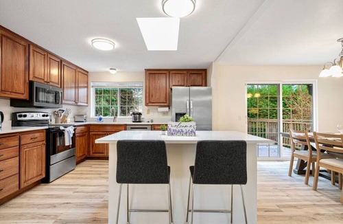 Mountlake Terrace House | Modern 3BR w/Backyard | 5 Mins to Transit Center