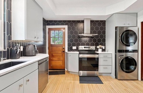 Hudson House | Modern 3BR Walk to River & Dining, 30+ Day Corporate & Relocation Housing