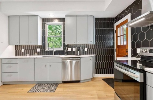 Hudson House | Modern 3BR Walk to River & Dining, 30+ Day Corporate & Relocation Housing