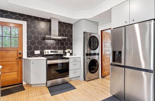 Hudson House | Modern 3BR Walk to River & Dining, 30+ Day Corporate & Relocation Housing
