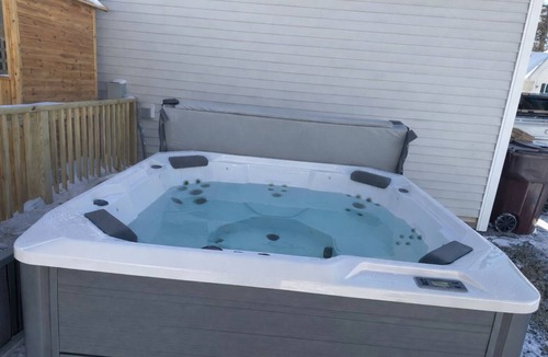 Clifton Park House | Modern 3BR Wellness Retreat w/Jacuzzi, Infrared & wood burning Saunas, EV-Charge