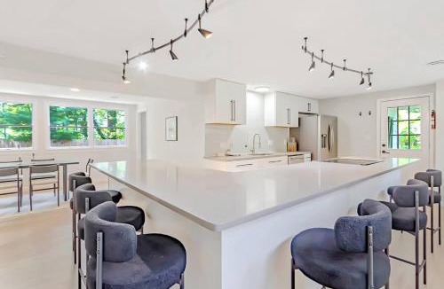 Park Forest Village House | Modern 3BR With Big Kitchen & TV Rm