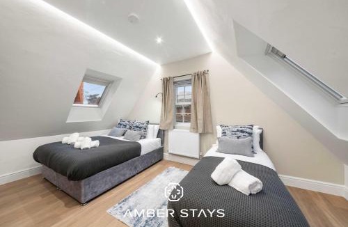 Reading House | Modern 4 Bed 4 Bath Home in Reading Perfect for Business and Contractors with Free Parking!