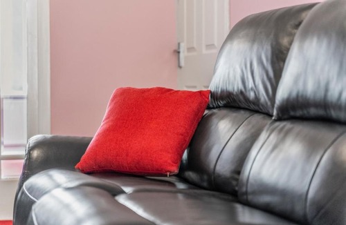 Weston on Trent Apartment | Modern 4-Bed Serviced Apartment- Free Parking Wi-Fi - Near CBS Arena -M6 -UHCW