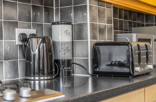 Weston on Trent Apartment | Modern 4-Bed Serviced Apartment- Free Parking Wi-Fi - Near CBS Arena -M6 -UHCW