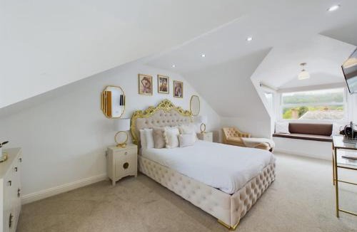 Eastgate Apartment | Modern 4 Bed Walk to Pubs, Shops and Countryside