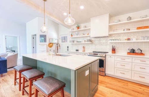 Rabun Gap House | Modern 4 bedrm/3 bath house in Blue Ridge mountains with hot tub/outdoor shower