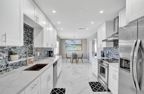 The Cove Villa | Modern 4 Bedroom with Heated Pool and Gameroom