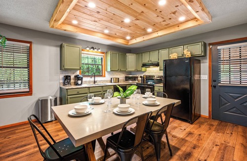 Wears Valley Cabin | Modern 4-bedroom Cabin w/Hot Tub/Game Room/Fire Pit/Backyard