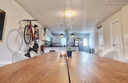 Richmond House | Modern 4 Bedroom Home, 6 mins away from Downtown