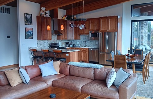 Carson House | Modern 4 bedroom with sweeping views of river and mountains. Room to roam