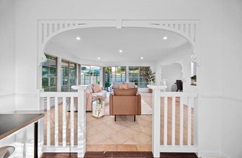 Robertson House | Modern 4B Family-Friendly Home in Robertson QLD