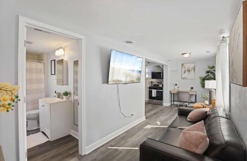 Russell House | Modern 4BD 2BA Home Near Downtown Metra