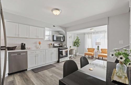 Russell House | Modern 4BD 2BA Home Near Downtown Metra