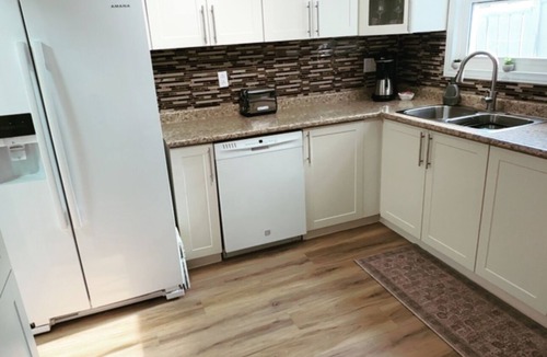 Mississauga House | Modern 4Bdrm 3 Bath Family Home in quiet area in Meadowvale with kids play room