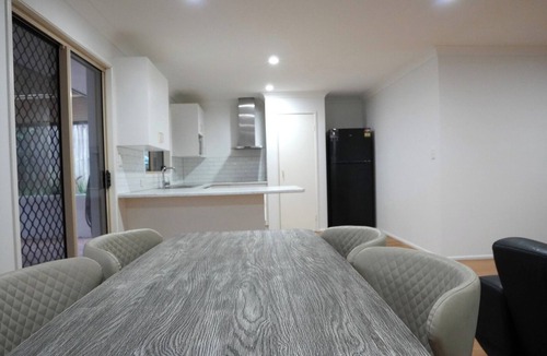 Upper Mount Gravatt House | Modern 4bed house for 8 | Prime Mt Gravatt area