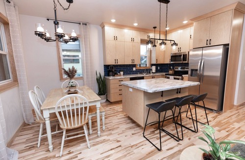 Appleton House | Modern 4BR 3BA steps from downtown