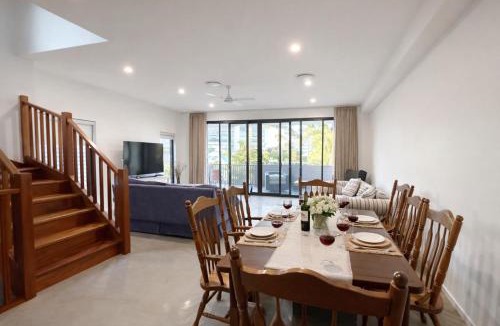 Taringa Villa | Modern 4BR 3Bath Duplex near Train Station Stylish Comfortable