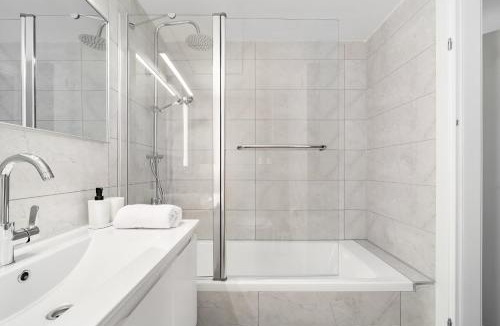 Rishon LeTsiyon Apartment | Modern 4BR Apt l Balcony l Mamad l Bldg Renovation