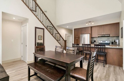 Harrison Hot Springs Apartment | Modern 4BR Penthouse with Lake Views & Rooftop Deck