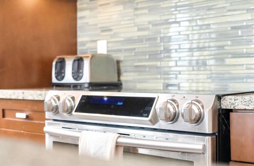 Harrison Hot Springs Apartment | Modern 4BR Penthouse with Lake Views & Rooftop Deck